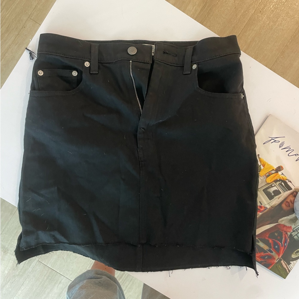 Black skirt never worn size 8 us tags still on